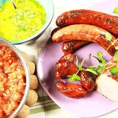 Grillad fläskfilé och korvar med en härlig bbq sås och en grön sås. Perfekt för en sommarkväll!