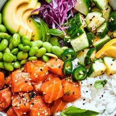 En skål med lax, edamamebönor, avokado, gurka, jalapeño och ris. En riktigt god sallad som ser fantastisk ut!
