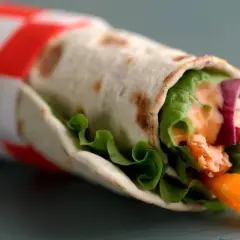 En läcker wrap med lax, sallad, gurka, rädisa och en krämig sås. Ett enkelt wraps recept för en snabb lunch.