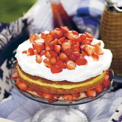 En härlig jordgubbstårta med lemoncurd, fluffig grädde och massor av färska jordgubbar. Perfekt för sommaren!