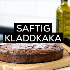 Saftig kladdkaka med olja, redo att avnjutas. En träsked ligger bredvid.