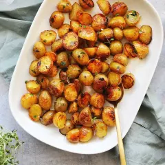 En härlig, varm potatissallad med krispiga, gyllene småpotatisar, toppad med färska örter. Perfekt som tillbehör!