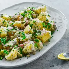En krämig fransk potatissallad med kapris, rödlök och färska örter. Perfekt till grillat eller som en lätt lunch.
