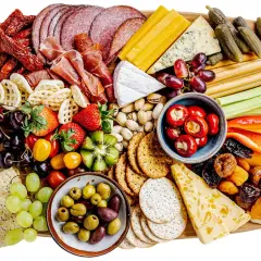 Enkel kall plockmat med charkuterier, ostar, frukt, grönsaker och kex. Perfekt för mingel!