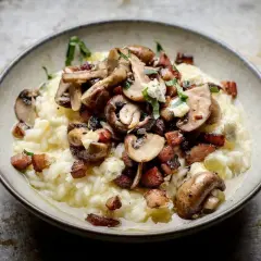 Krämig risotto med svamp och knaperstekt bacon, ett perfekt risotto recept kyckling.