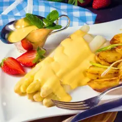 Vit sparris med krämig hollandaisesås, rostade potatisar och jordgubbar. Ett perfekt hollandaisesås recept för en lyxig måltid.