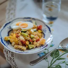 En härlig pastasallad med ägg, grönsaker och ost. Perfekt för en sommarfest eller picknick.