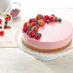 En rosa cheesecake med färska bär, perfekt att baka med Philadelphia.