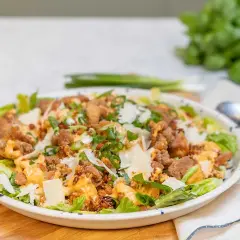 En härlig caesarsallad med krispiga krutonger, kyckling och parmesan. Ett perfekt caesarsallad recept för en snabb och god middag.