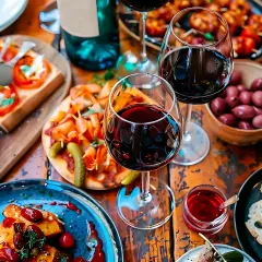 En härlig buffé med tapas och rödvin. Perfekt för en mysig kväll med goda vänner, inspirerad av ett klassiskt tapas recept.