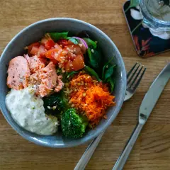 En härlig poke bowl med lax, broccoli, tomat och rivna morötter. Ett perfekt poke bowl recept för en hälsosam lunch.