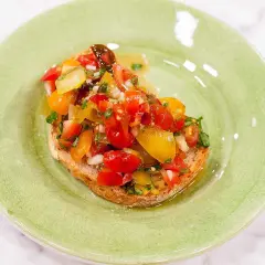 En härlig bruschetta med färska tomater, lök och örter på rostat bröd. Ett enkelt och gott bruschetta recept.