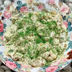 Krämig potatissallad med dill och gräslök, perfekt som tillbehör. Ett enkelt potatissallad recept för sommaren.