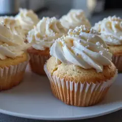 Fluffiga muffins med krämig frosting och strössel. Perfekta för fika!