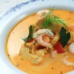 En krämig fisksoppa med saffran, räkor och dill. En härlig rätt som värmer.