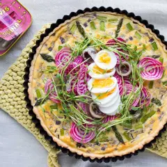 En läcker paj med sparris, rödbetor och ägg, perfekt påskbord mat. Bredvid en burk Abba Sill.