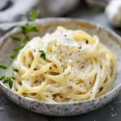 Krämig pasta med ostsås, toppad med parmesan och örter. Ett enkelt ostsås recept för en snabb middag.