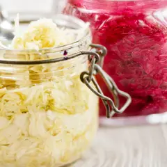 Två glasburkar med surkål, en ljus och en röd. Perfekt för ditt surkål recept!