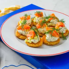 Små snittar med lax och philadelphia, toppade med dill och gurka. Perfekta till minglet!