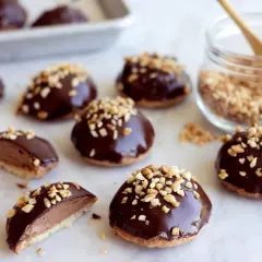 Chokladiga biskvier med hackade nötter, redo att avnjutas. Ett härligt biskvier recept för fikat.