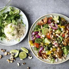 En härlig sommarmiddag med ris, färska örter och en wok med kyckling, grönsaker och cashewnötter. Ett perfekt sommarmiddag recept!