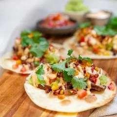 Lyxiga tacos med kött, majs, tomat, avokado och koriander. Ett perfekt lyxigt tacos recept för helgen.