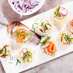 Smörgåsar med lax, räkor och rädisor, perfekt för en plockmat fest.