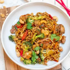 En skål med nudlar, kyckling, broccoli, paprika och cashewnötter. Perfekt för enkla middagar.