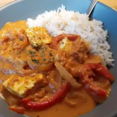 Halloumi stroganoff med ris. Krämig sås med halloumibitar, paprika och lök.