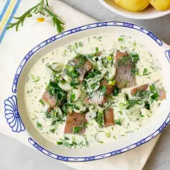 Matjessill i gräddig sås med dill och gräslök. Ett klassiskt matjessill recept som passar perfekt till midsommar.