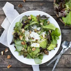 En härlig somrig sallad med blandade gröna blad, krutonger och en krämig dressing. Perfekt för en lätt lunch.
