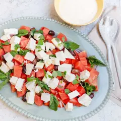 En uppfriskande vattenmelon sallad med fetaost, oliver och mynta. Perfekt för en varm sommardag.