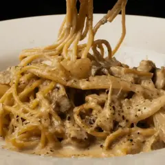En krämig pasta med svamp, perfekt för ett snabbt svampsås recept. Serveras med riven parmesan.