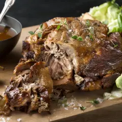 Saftigt fläskkött med äpple och grönsaker, perfekt för ett härligt **picnicbog recept**.