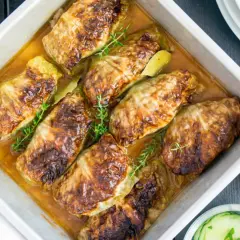 Kåldolmar i ugnsform, redo att serveras med lingonsylt. Ett klassiskt kåldolmar recept som doftar ljuvligt.