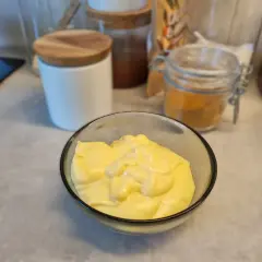 En skål med krämig sås till fisk. Perfekt för att lyfta smaken på din middag.