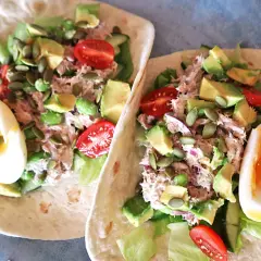 Två läckra tonfisk wraps med avokado, tomat, ägg och pumpafrön. Perfekt för en snabb och mättande lunch.