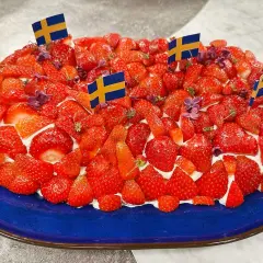 En härlig jordgubbstårta, perfekt för midsommar. Detta silviakaka recept är en favorit!