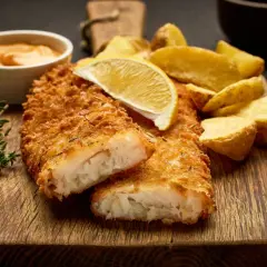 Krispigt panerad fisk med klyftpotatis, citron och en krämig sås. En klassisk rätt som alltid går hem.