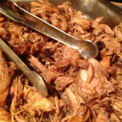 Saftigt pulled pork i ugn, redo att serveras med tång.