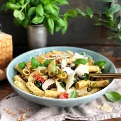 En härlig pastasallad med pesto, soltorkade tomater, pinjenötter och rikligt med parmesan. Perfekt för en lätt lunch.