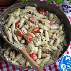 Pastasallad med kyckling och körsbärstomater, krämig egen pesto och en klick fraiche. Gott!