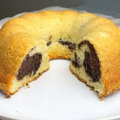 En saftig tigerkaka med chokladmönster, perfekt för ett fika. Detta tigerkaka recept är enkelt att följa.