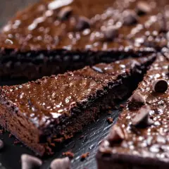 En saftig chokladkaka, perfekt för ett chokladkaka recept. Garnerad med chokladknappar och glaserad.