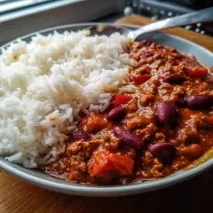 En portion chili con carne med ris, en klassisk och värmande rätt.
