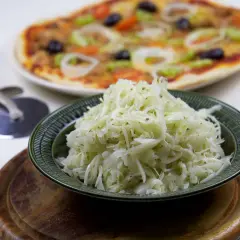 En skål med krispig pizzasallad, perfekt till din hemgjorda pizza. Här är ett enkelt pizzasallad recept!