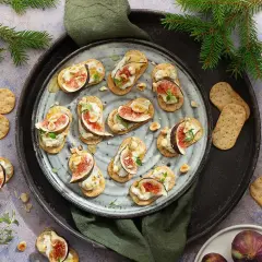 Smakliga snittar med fikon, ost och nötter på kex. Ett enkelt och elegant snittar recept för festen.
