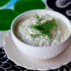 En skål med krämig skolans kalla fisksås, garnerad med dill. Perfekt till sommarmaten!
