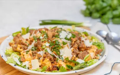 En härlig caesarsallad med krispiga krutonger, kyckling och parmesan. Ett perfekt caesarsallad recept för en snabb och god middag.