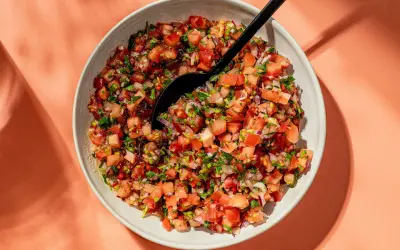 En skål med färsk pico de gallo, en härlig blandning av hackade tomater, lök och koriander, redo att serveras.
